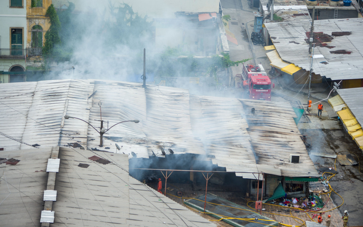 Incêndio Camelódromo, no centro do Rio de Janeiro neste domingo(12).
