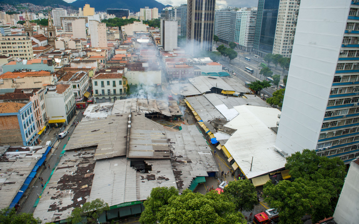 Inc&ecirc;ndio destruiu boxes no camel&oacute;dromo da Uruguaiana, no Centro do Rio