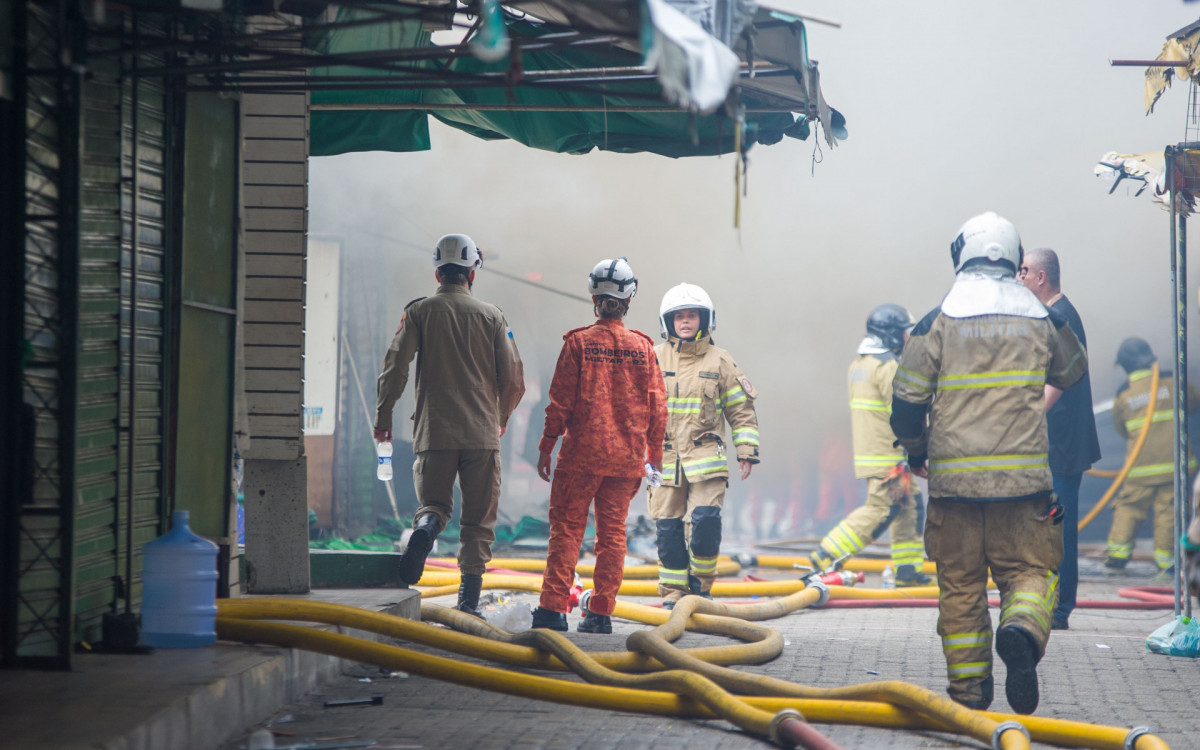 Incêndio Camelódromo, no centro do Rio de Janeiro neste domingo(12).