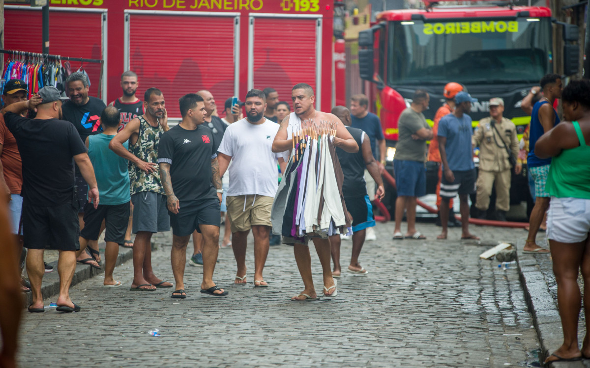 Incêndio Camelódromo, no centro do Rio de Janeiro neste domingo(12).