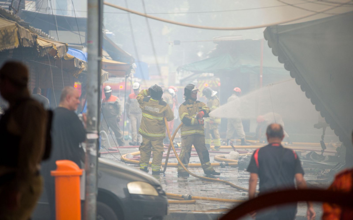 Bombeiros foram acionados às 10h da manhã para conter o incêndio