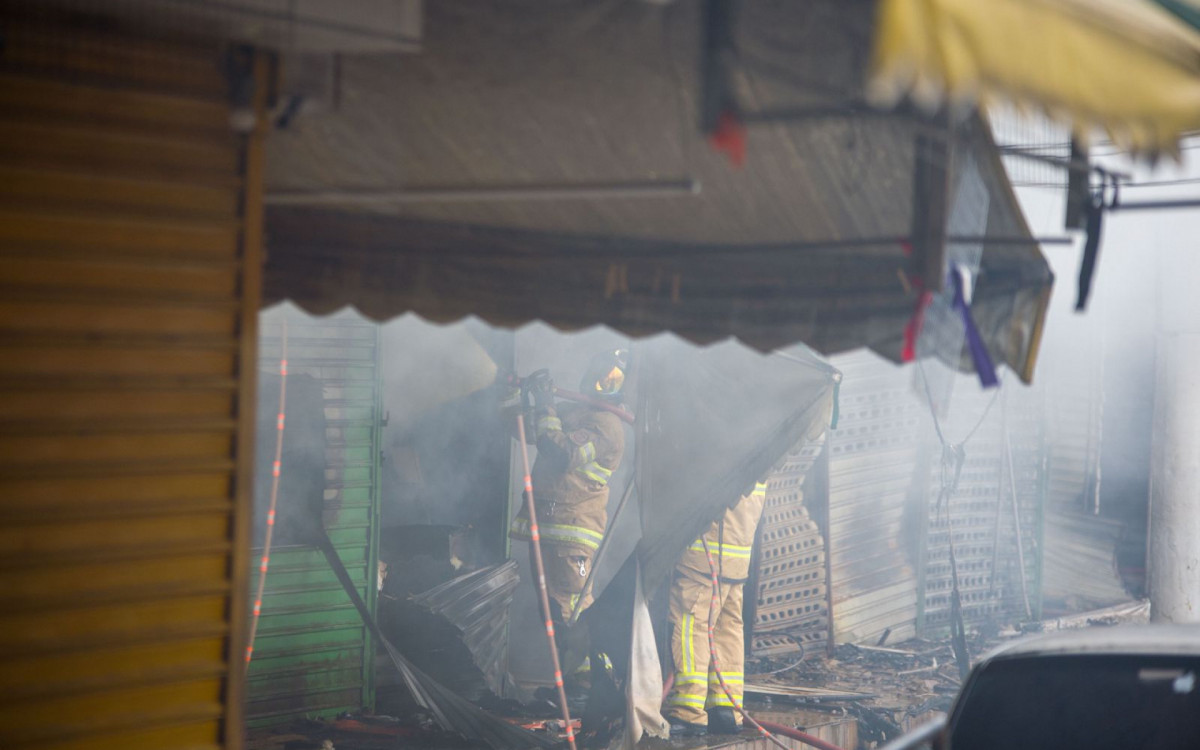 Incêndio atingiu parte dos boxes do camelódromo da Uruguaiana