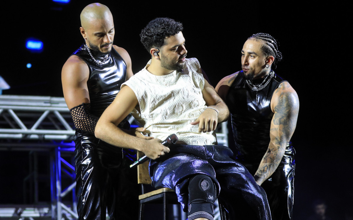 Pedro Sampaio cai no palco e volta carregado no Universo Spanta