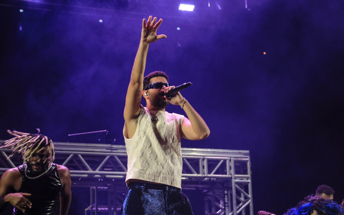 Pedro Sampaio cai no palco e volta carregado no Universo Spanta