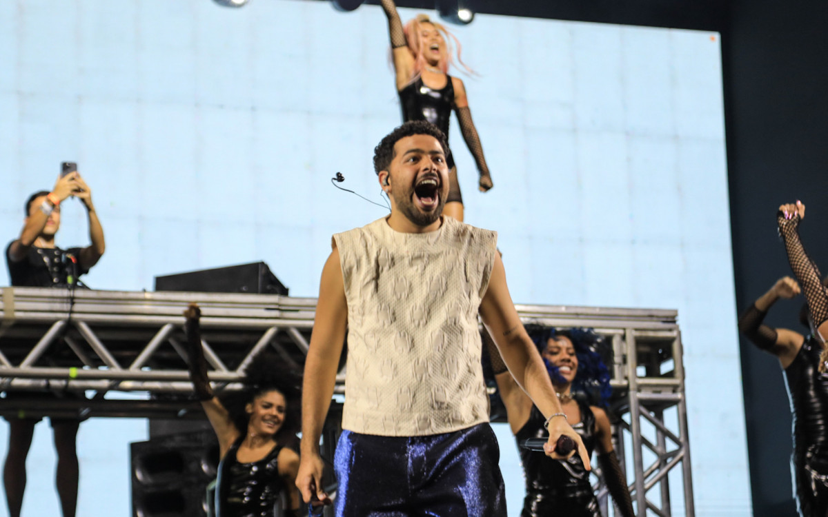 Pedro Sampaio cai no palco e volta carregado no Universo Spanta