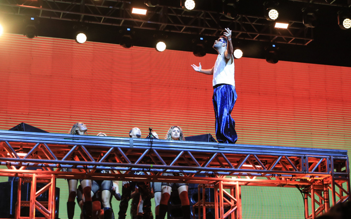 Pedro Sampaio cai no palco e volta carregado no Universo Spanta