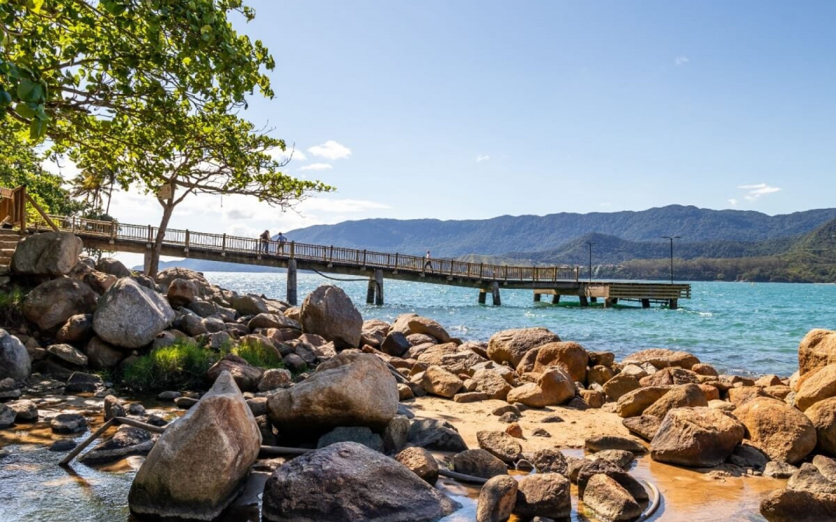 Ilhabela surpreende com suas praias paradisíacas e uma rica biodiversidade que encanta turistas (Imagem: Diogo Balisteri | Shutterstock)