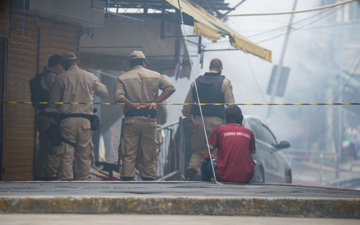 Devido ao inc&ecirc;ndio, a Rua Uruguaiana est&aacute; interditada, e o tr&aacute;fego est&aacute; sendo desviado para a Rua Buenos Aires