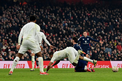 Gabriel Jesus sofre lesão em jogo do Arsenal e deixa o gramado chorando