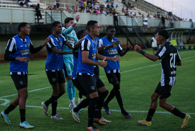 Botafogo marca no fim, vence o IAPE e avança de fase na Copinha