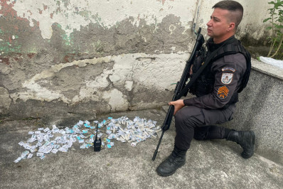 PM prende suspeito com drogas e rádio transmissor em Nilópolis