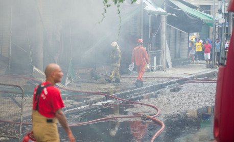 Foram mobilizados 60 militares de dez quart&eacute;is do Corpo de Bombeiros do Rio  - Armando Paiva/Ag&ecirc;ncia O Dia                   
