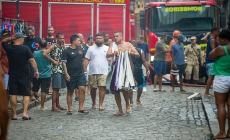 Durante o incÃªndio, pessoas correram para salvar produtos de lojas prÃ³ximas - Armando Paiva/Ag&ecirc;ncia O Dia                