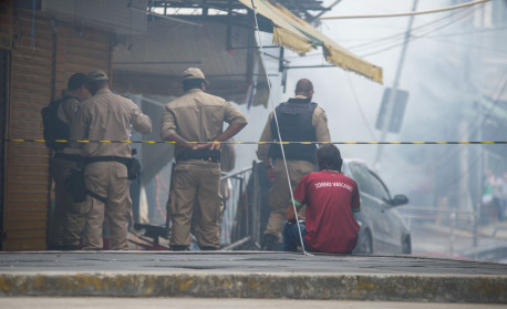 Per&iacute;cia foi solicitada para o local e agentes realizam dilig&ecirc;ncias para apurar as causas do inc&ecirc;ndio no Centro - Armando Paiva/Ag&ecirc;ncia O Dia                     