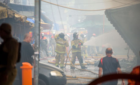 Bombeiros foram acionados às 10h da manhã para conter o incêndio - Fotos: Armando Paiva / Agência O Dia