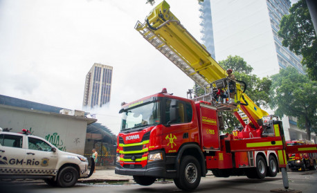 Foram acionados os quart&eacute;is Central, S&atilde;o Crist&oacute;v&atilde;o, Catete, Vila Isabel, Penha e Humait&aacute; para conter o fogo no Centro - Armando Paiva / Ag&ecirc;ncia O Dia