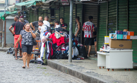 Por causa do fogo, pessoas tentaram salvar os bens materiais  - Armando Paiva/Ag&ecirc;ncia O Dia                    
