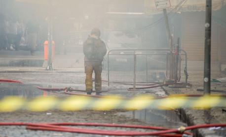 Devido ao incêndio, a Rua Uruguaiana está interditada, e o tráfego está sendo desviado para a Rua Buenos Aires - Armando Paiva / Agência O Dia