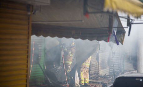 Incêndio atingiu parte dos boxes do camelódromo da Uruguaiana - Armando Paiva / Agência O Dia