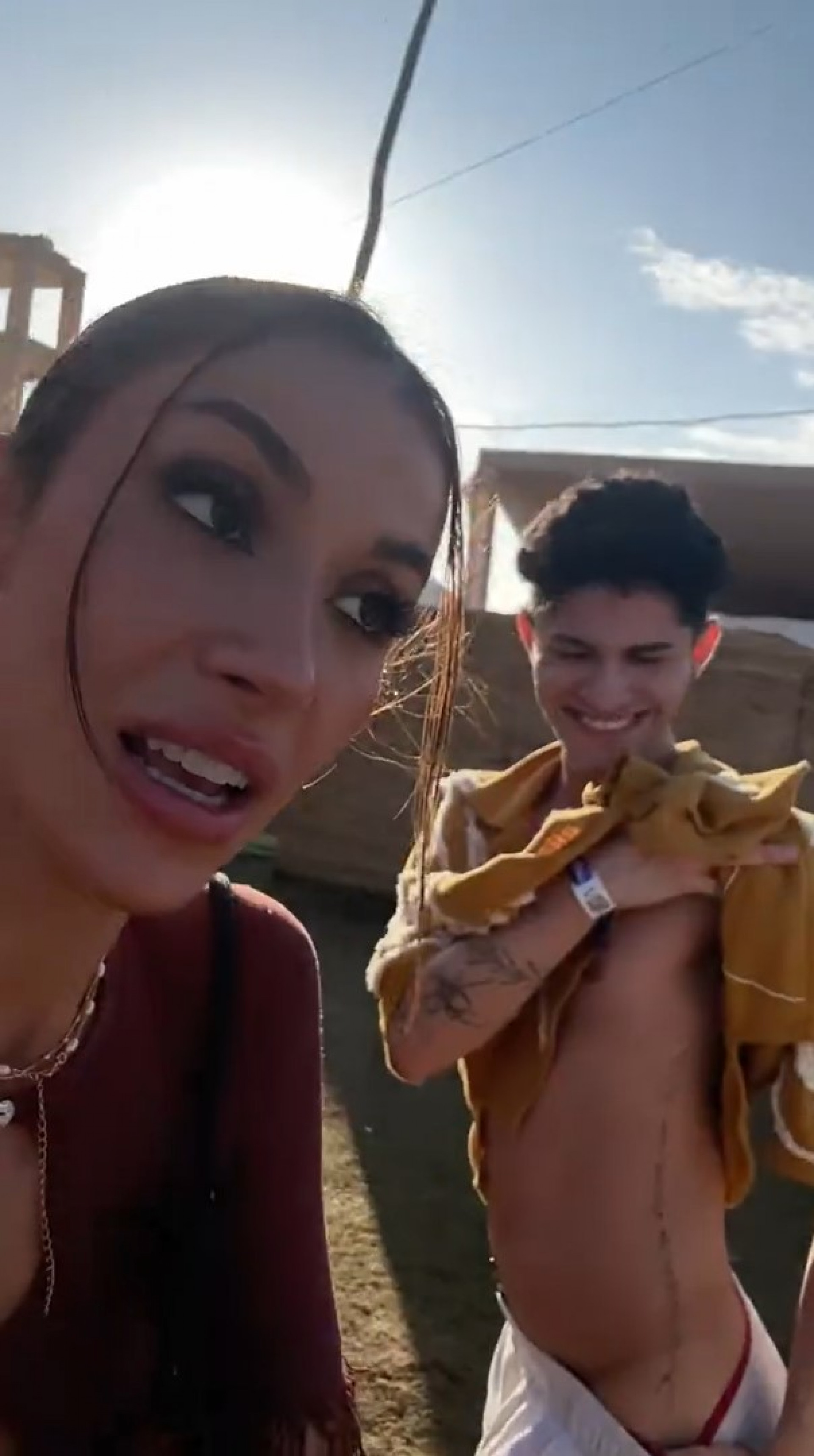 Bianca Andrade dá bolsa de grife e maquiagens para fã durante Numanice - Reprodução / TikTok