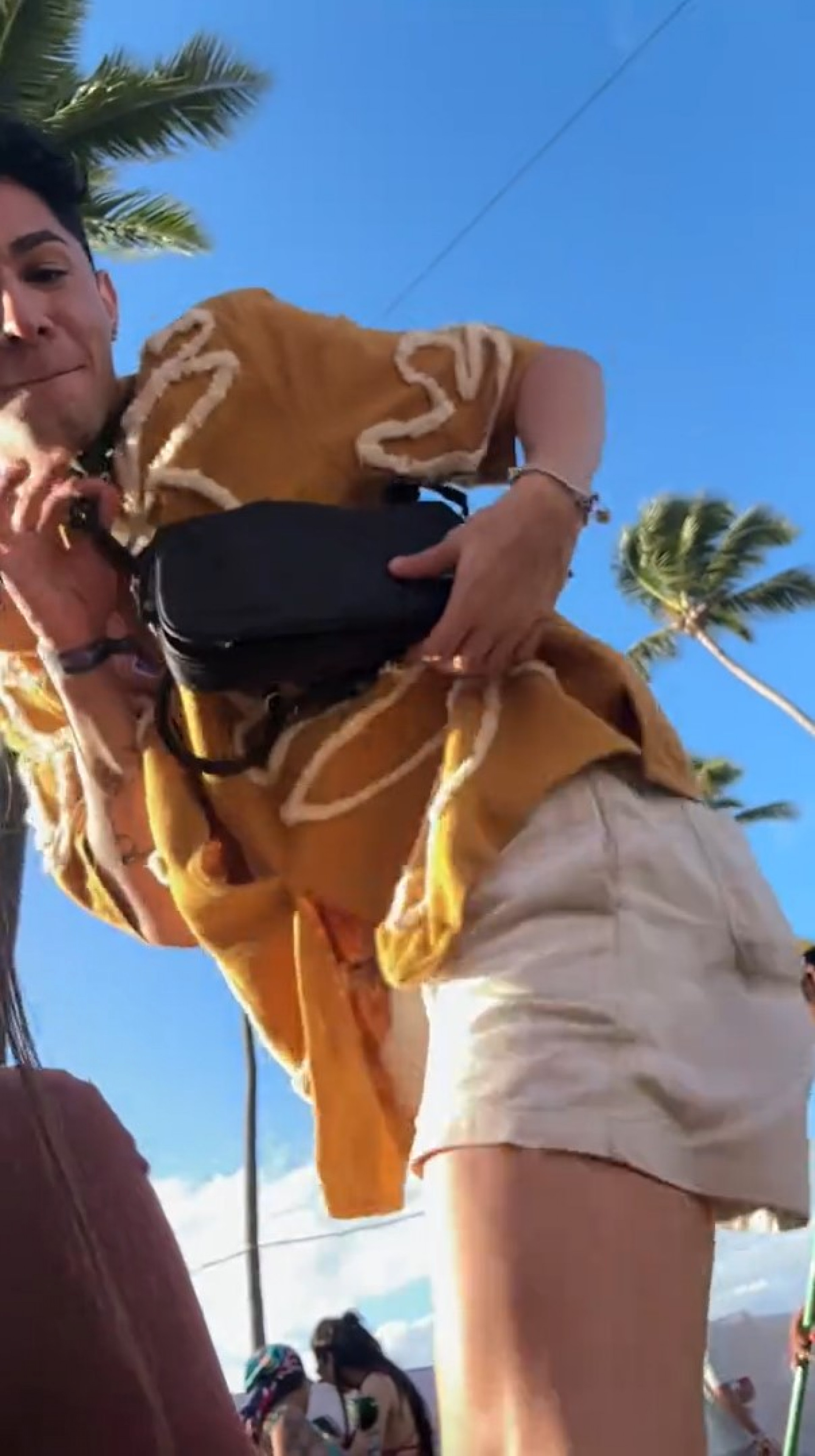 Bianca Andrade dá bolsa de grife e maquiagens para fã durante Numanice - Reprodução / TikTok