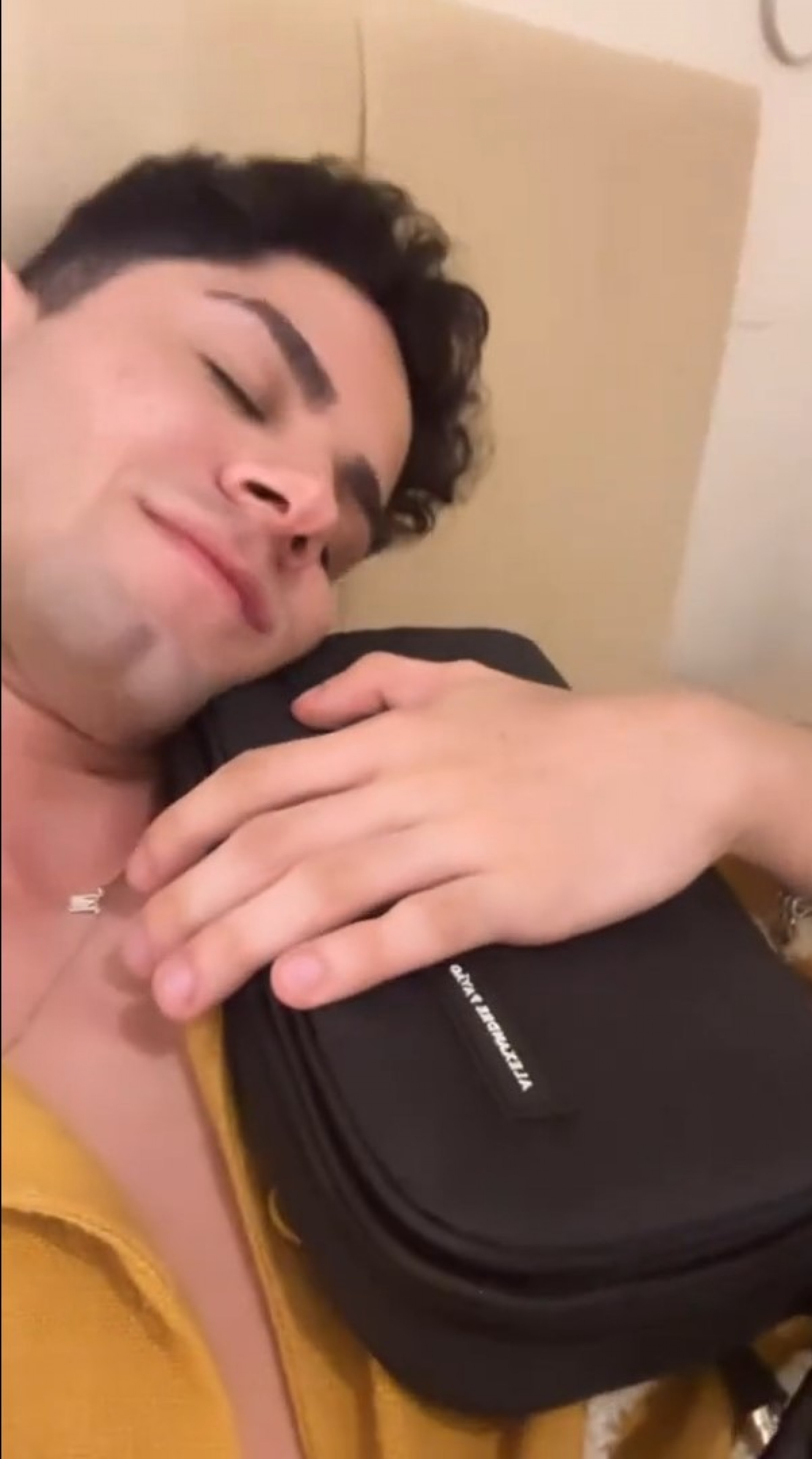 Bianca Andrade dá bolsa de grife e maquiagens para fã durante Numanice - Reprodução / TikTok