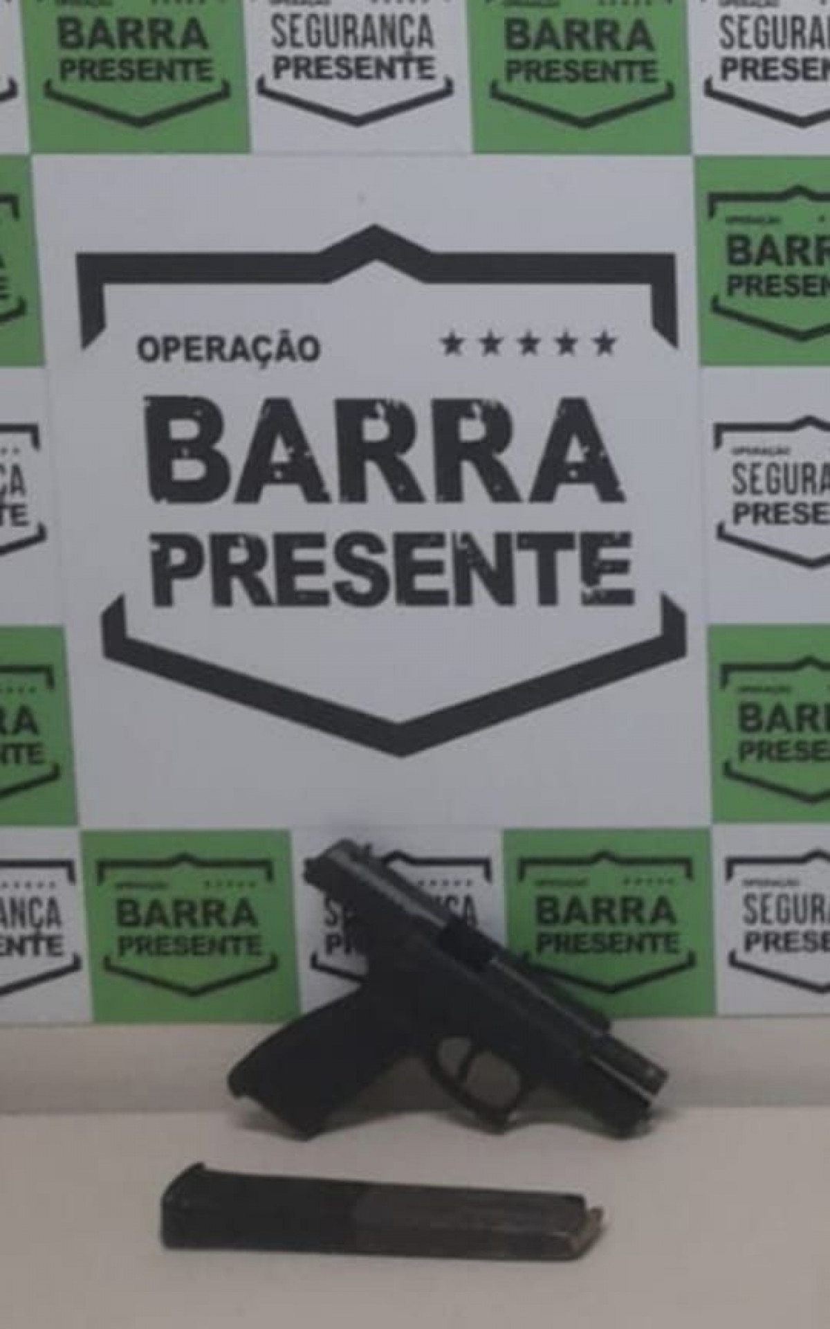 Presos estavam com uma pistola e tentaram descartar a arma em um canteiro na Avenida das Américas