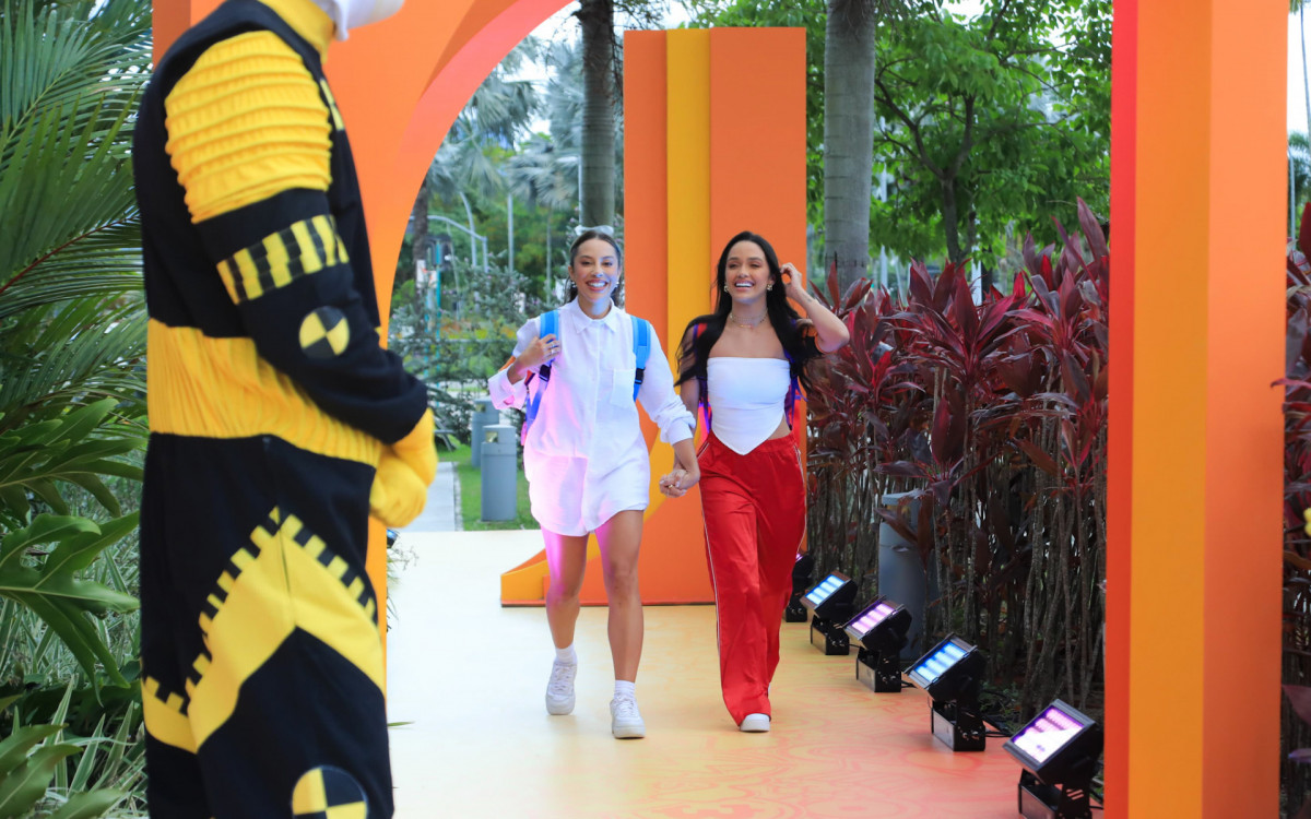  Dupla Eva e Renata deixa o hotel em direção à casa do BBB 25  - Victor Chapetta/ Agnews