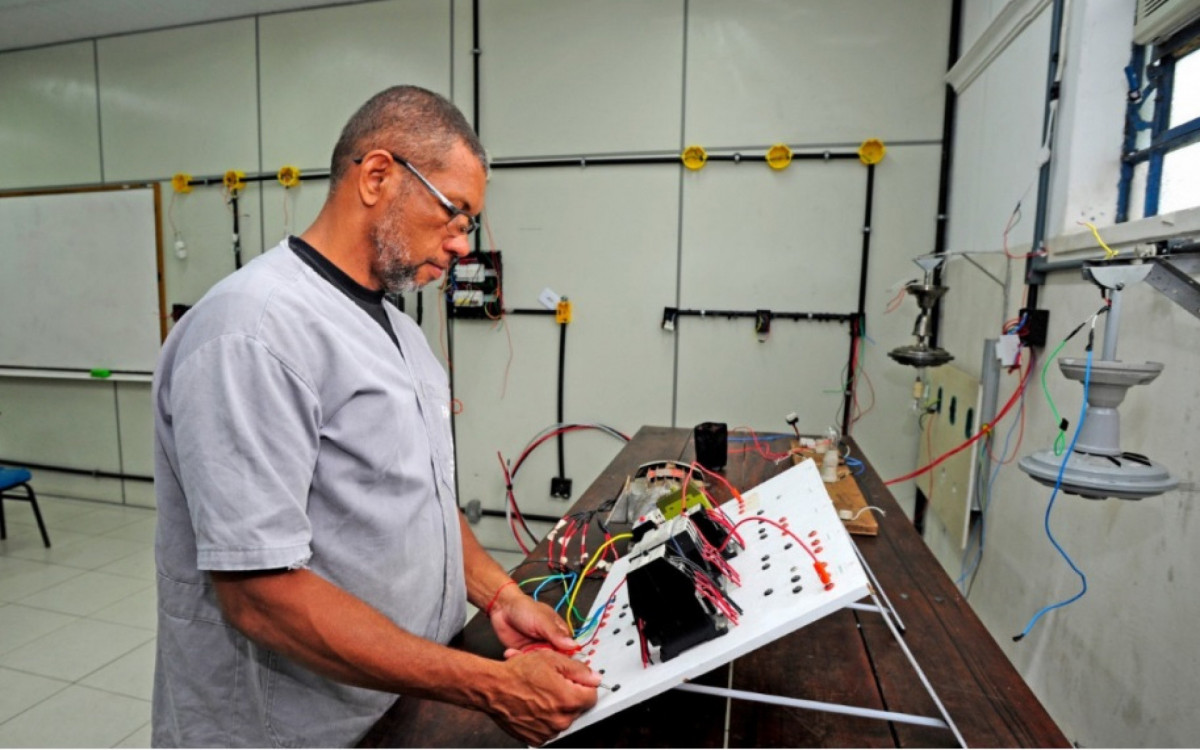 As inscrições ficam abertas até o dia 26 de janeiro, devendo ser feitas pelo site oficial da Faetec