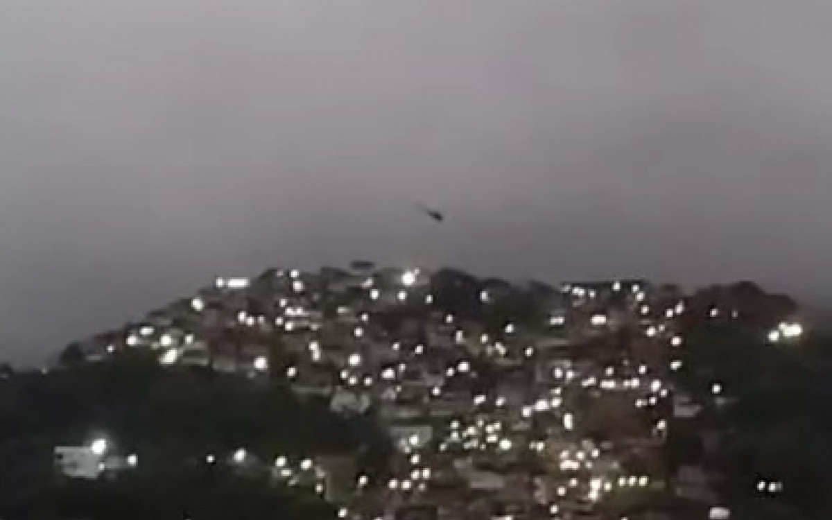 Helicóptero da polícia sobrevoa o Morro dos Prazeres desde o início da manhã