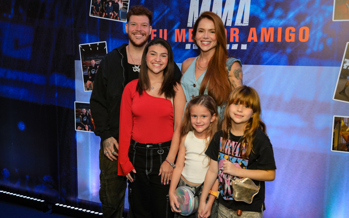Ferrugem e Thais Vasconcelos com os filhos 