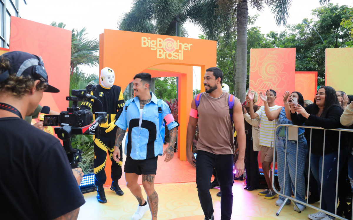  Gabriel e Maike deixa o hotel em direção à casa do BBB 25 - Victor Chapetta/ Agnews