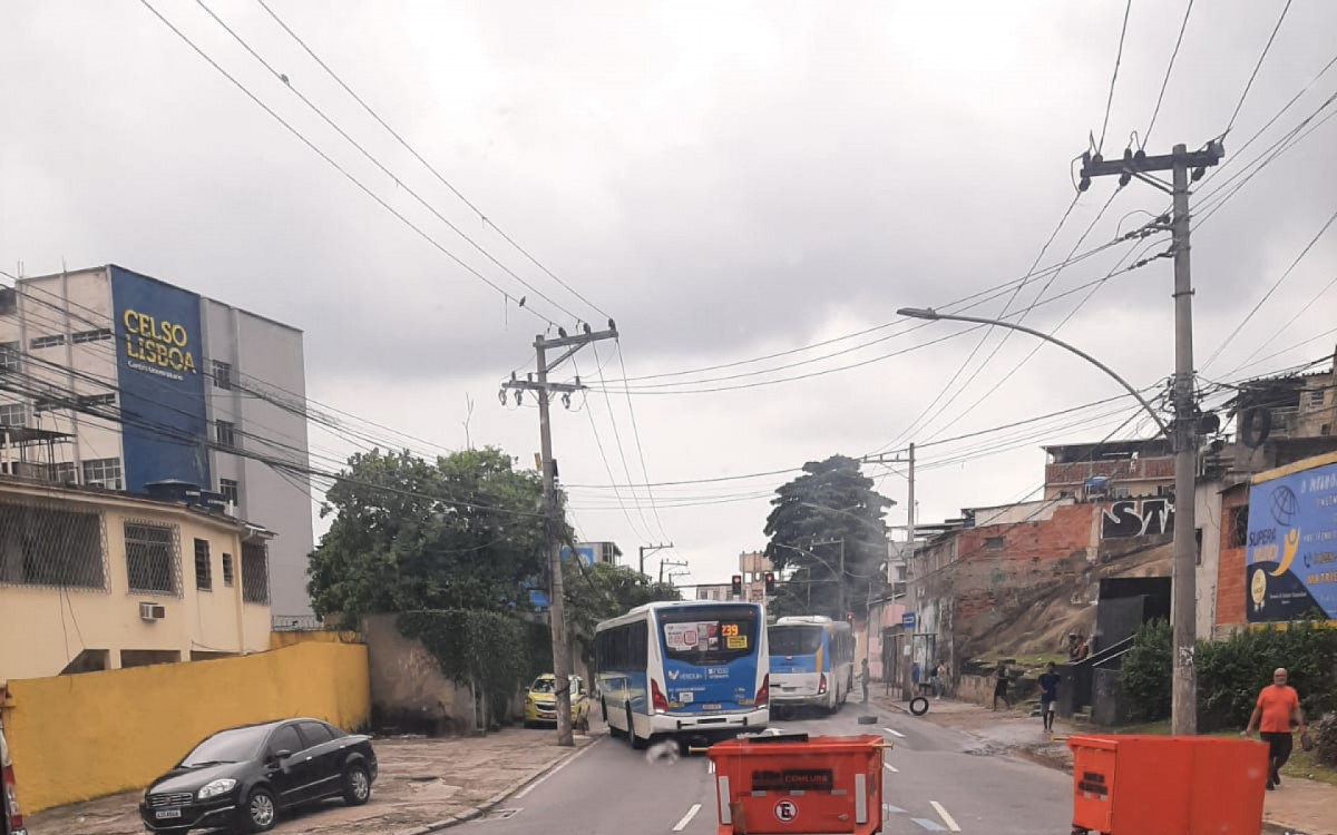 Além dos ônibus, caçambas de lixo também foram usadas como barricadas