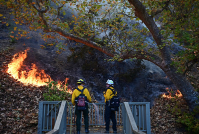 Los Angeles aguarda alívio dos ventos enquanto incêndios continuam a ameaçar