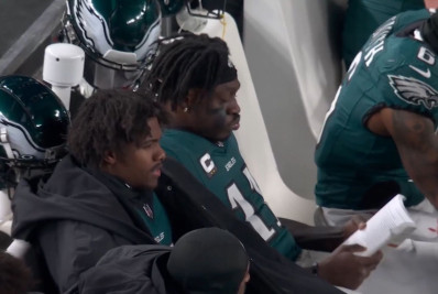 Jogador lê livro de autoajuda durante jogo da NFL: 'Sensação de paz'