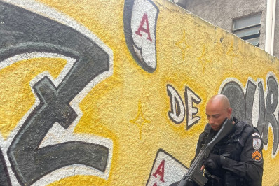 PM prende três traficantes com drogas, pistola e rádio no Az de Ouro em Nilópolis