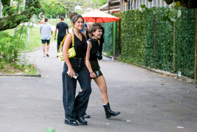 Maisa Silva e Klara Castanho esbanjam simpatia durante passeio