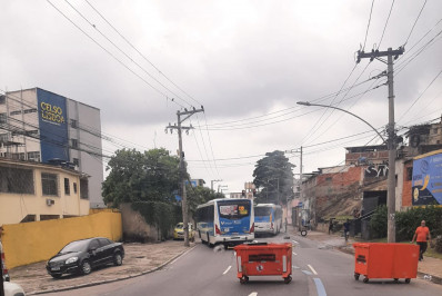 Vídeo: quatro ônibus são sequestrados e usados como barricadas no Engenho Novo