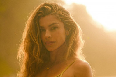 De biquíni dourado, Grazi Massafera exibe curvas em Noronha