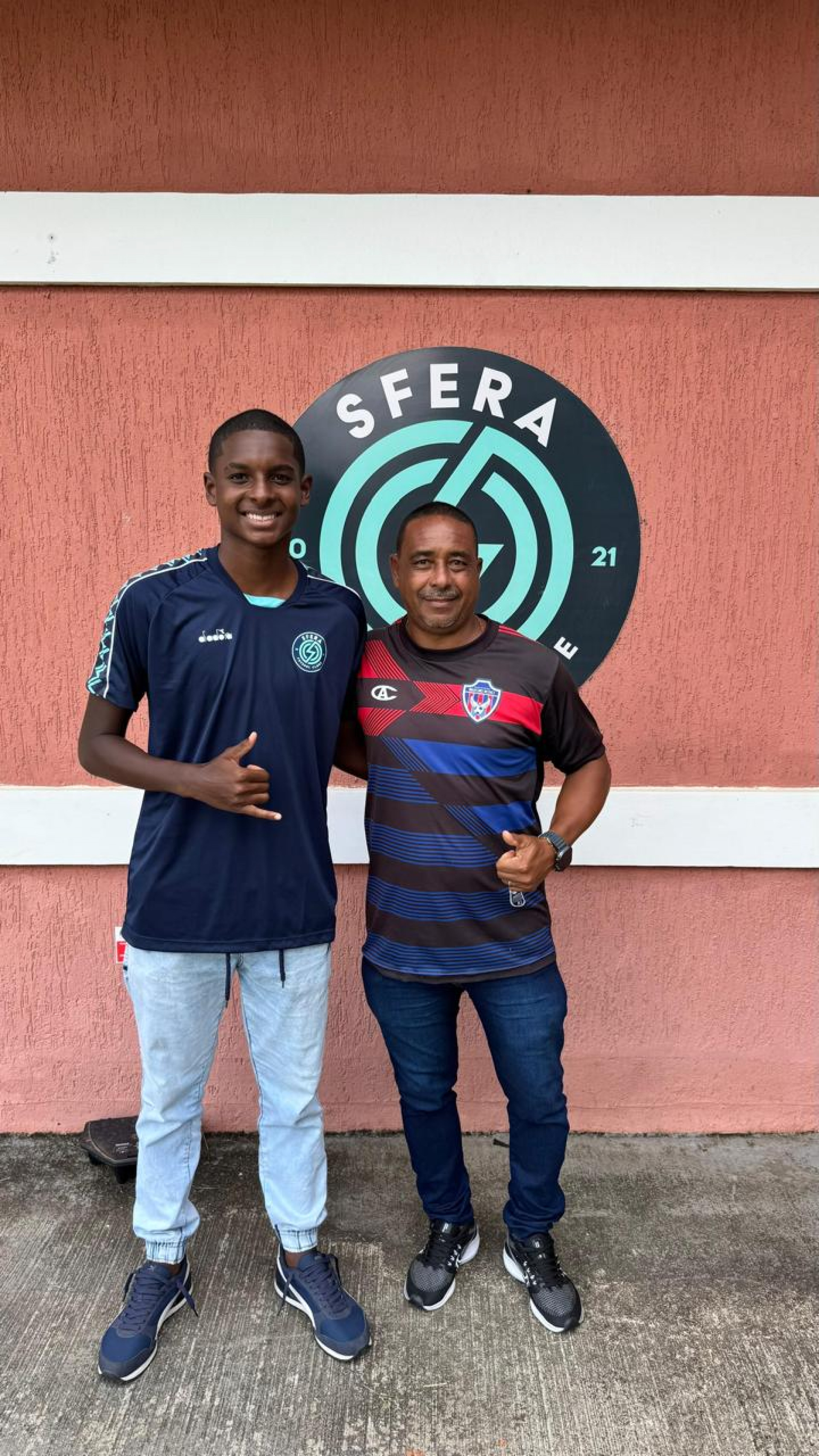 O jogador Breno da Silva acompanhado do seu ex-técnico Custodio Junior