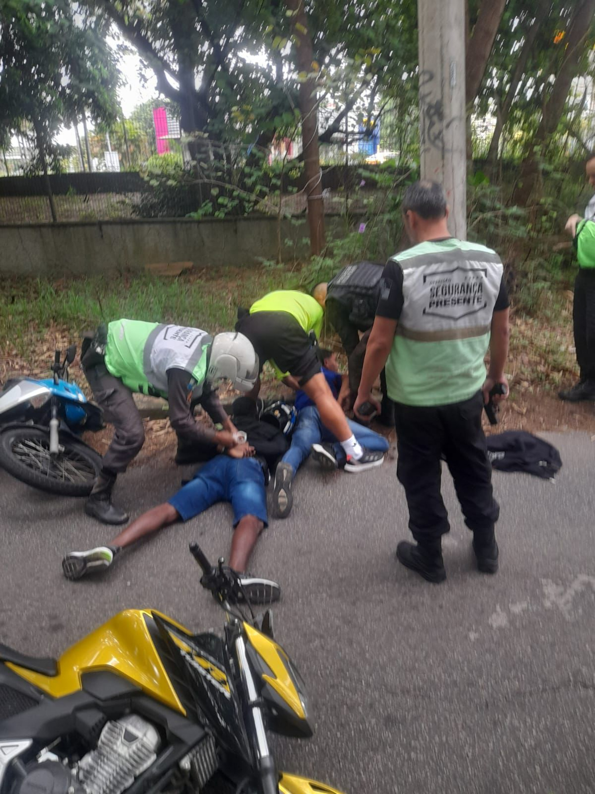 Presos estavam com uma pistola e tentaram descartar a arma em um canteiro na Avenida das Américas