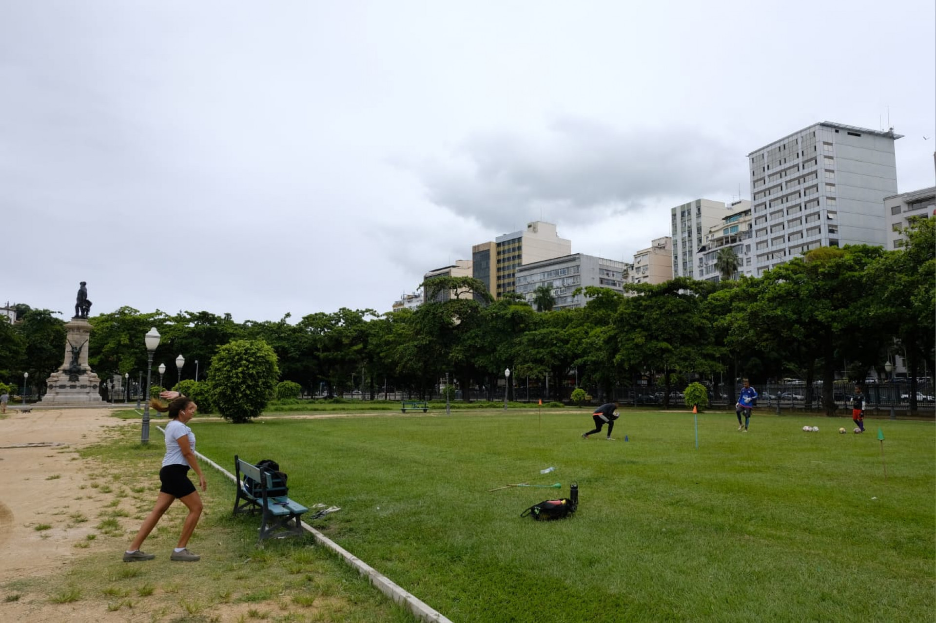 Famílias passearam na Praça Paris após fim das chuvas - Pedro Teixeira / Agência O Dia
