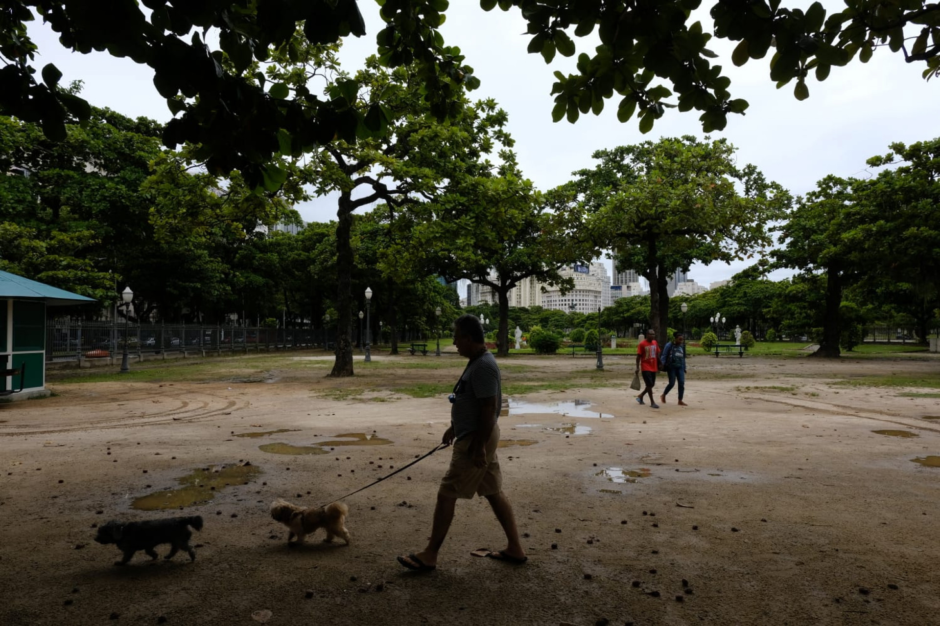 Poças d'água foram vestígio de chuvas da manhã desta segunda-feira (13) - Pedro Teixeira / Agência O Dia