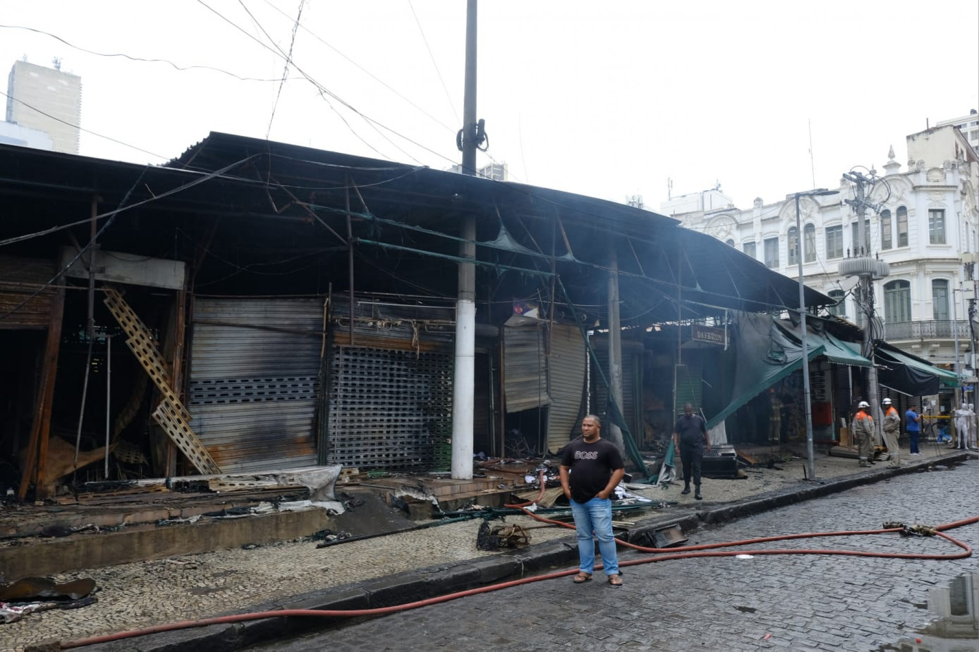 Bombeiros realizam rescaldo do camelódromo da Uruguaiana - Pedro Teixeira/ Agência O DIA