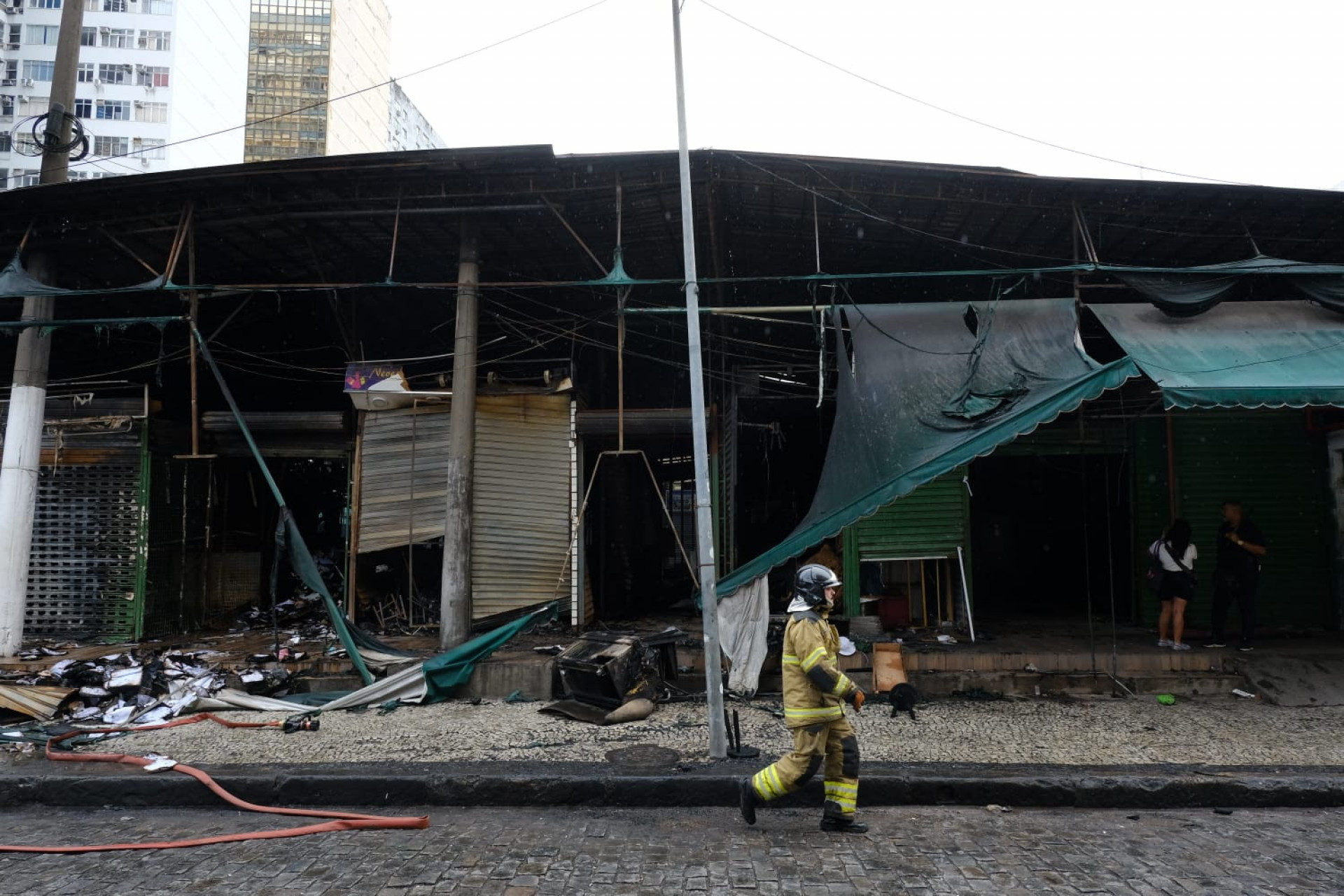 Bombeiros finalizam rescaldo do camelódromo da Uruguaiana - Pedro Teixeira/ Agência O DIA