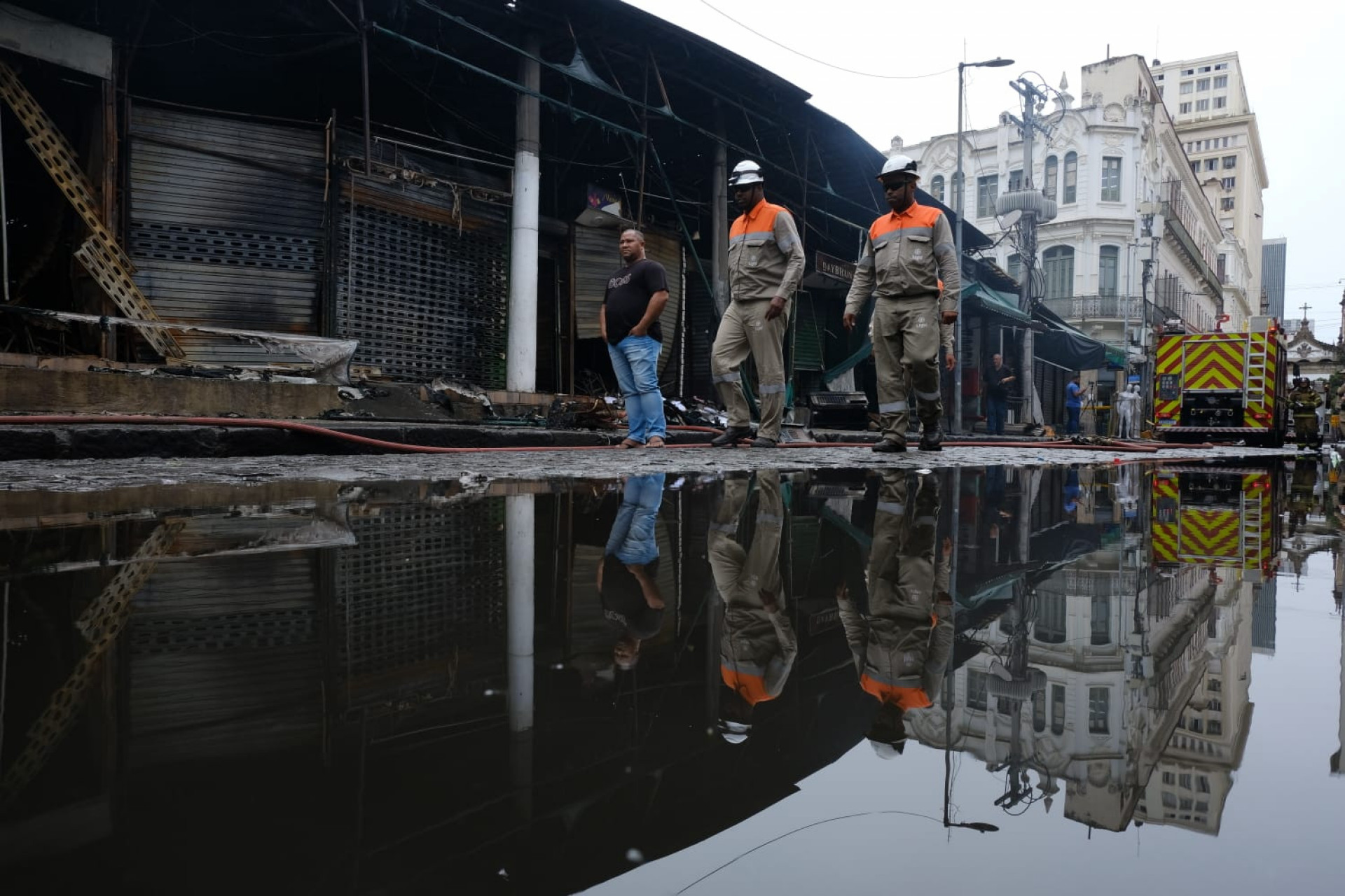 Bombeiros realizam rescaldo do camelódromo da Uruguaiana - Pedro Teixeira/ Agência O DIA