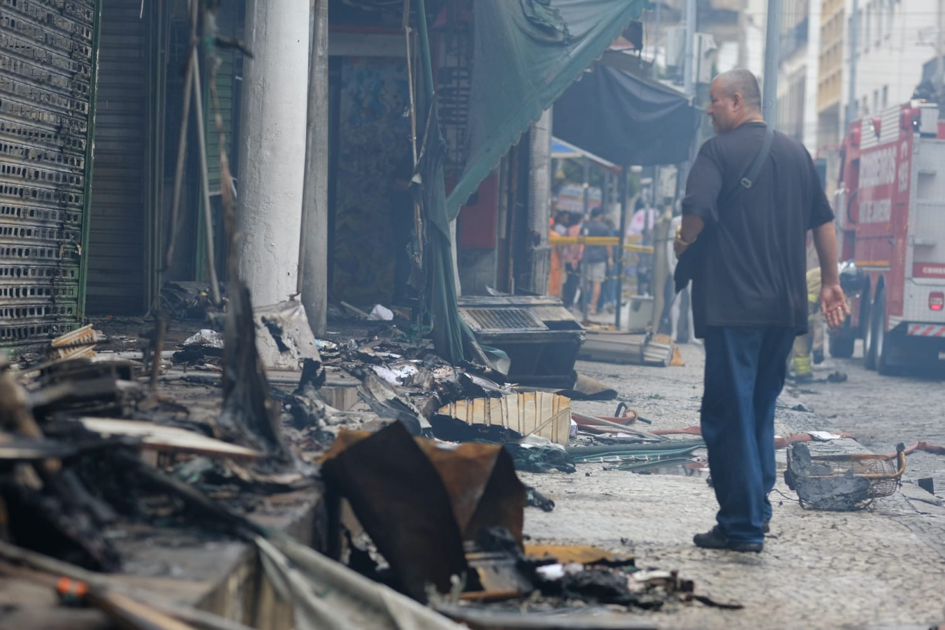 Bombeiros realizam rescaldo do camelódromo da Uruguaiana - Pedro Teixeira/ Agência O DIA