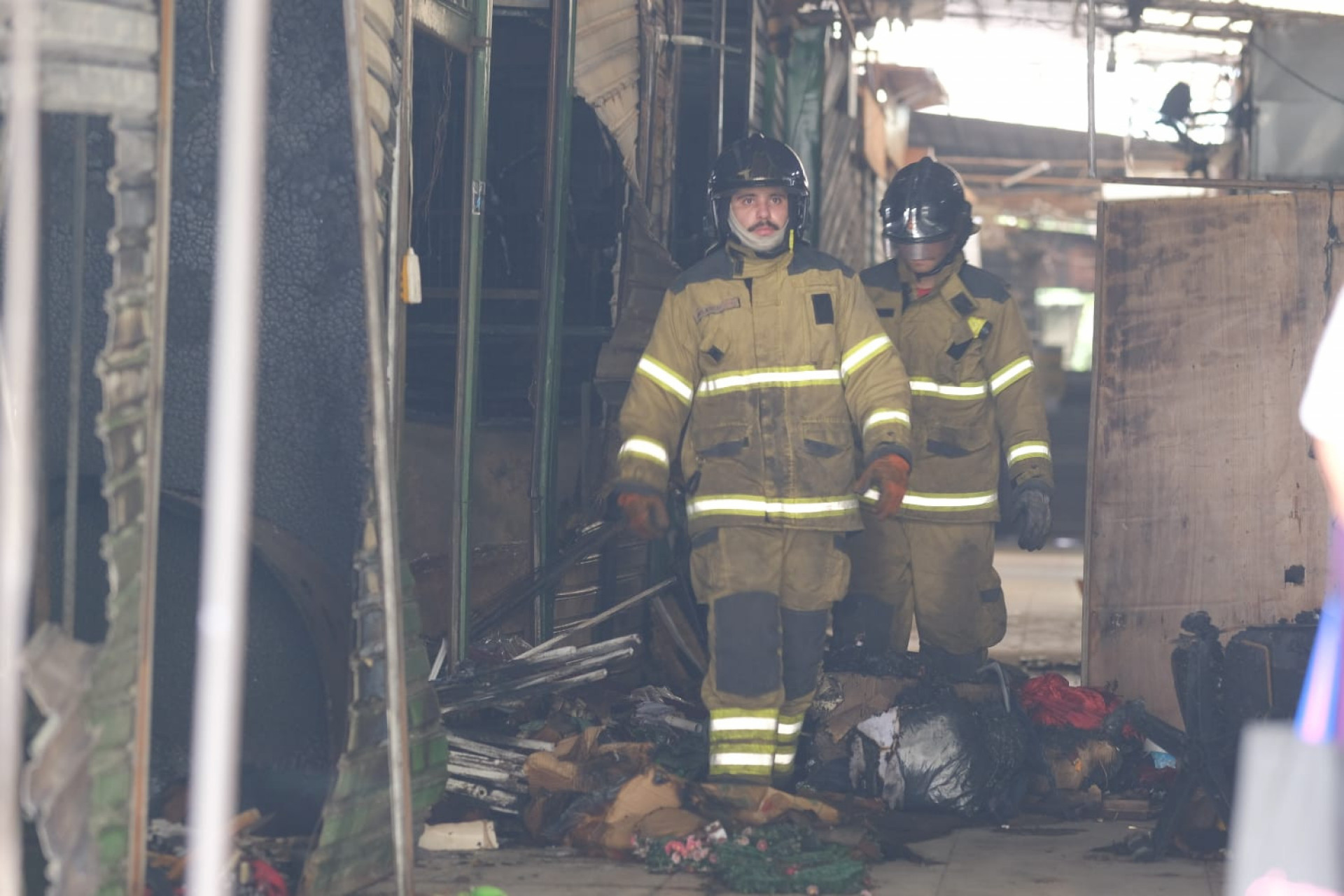 Bombeiros realizam rescaldo do camel&oacute;dromo da Uruguaiana, no Centro do Rio  - Pedro Teixeira/ Ag&ecirc;ncia O DIA
