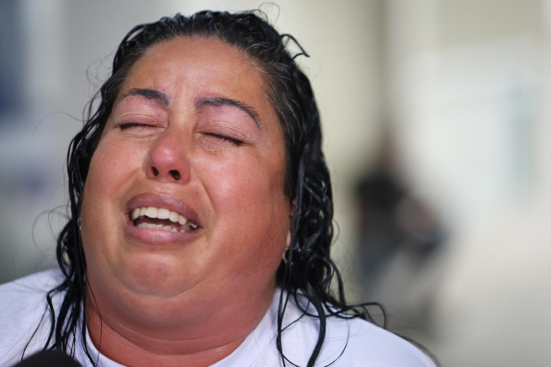 Kelly Cristina, tia de Daniel Vitório, se emocionou durante o enterro - Renan Areias / Agência O Dia