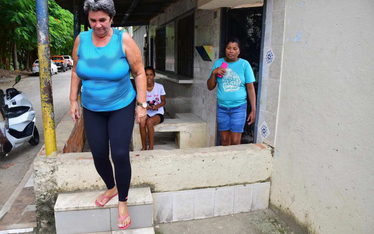 Maria Aparecida Gomes de Mello, que mora na Vila São Luís, construiu batentes para evitar que a água entre em seu terreno